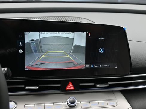 New 2025 Hyundai Elantra Limited image 17