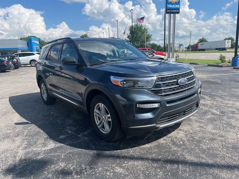 Used 2022 Ford Explorer XLT w/ Equipment Group 202A AWD/4WD image 2