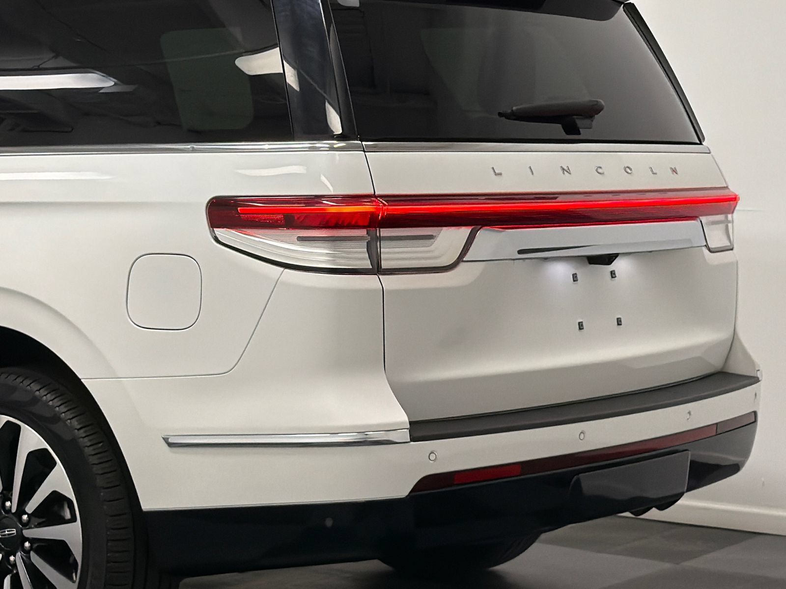 Certified 2023 Lincoln Navigator Reserve AWD/4WD image 7