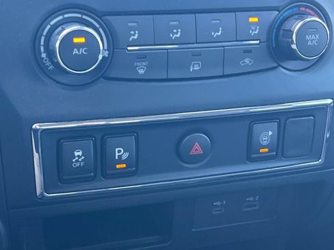Used 2024 Nissan Titan SV AWD/4WD image 19