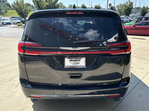 Used 2023 Chrysler Pacifica Touring-L FWD image 8