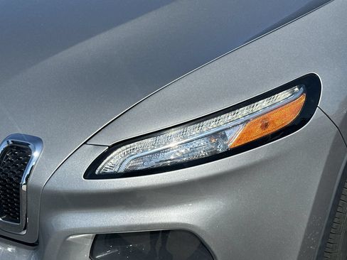 Used 2018 Jeep Cherokee Latitude FWD image 11