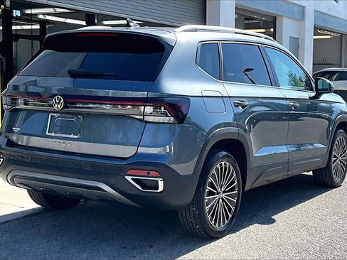 Certified 2025 Volkswagen Taos SE image 5