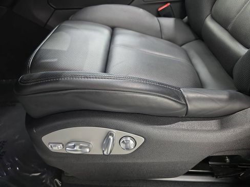 Certified 2025 Porsche Macan AWD/4WD image 23