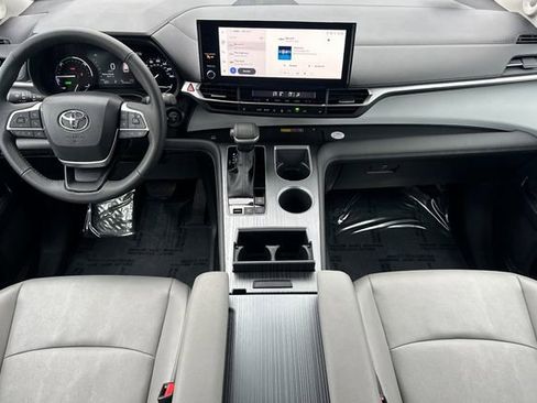 Used 2025 Toyota Sienna XLE image 17