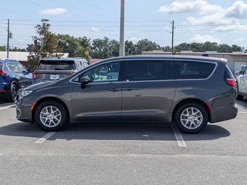 Used 2023 Chrysler Pacifica Touring-L FWD image 7