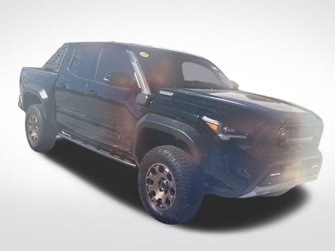 Used 2025 Toyota Tacoma Trailhunter image 4