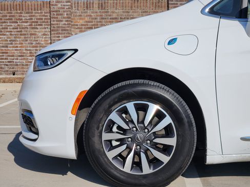 Used 2022 Chrysler Pacifica Limited image 10