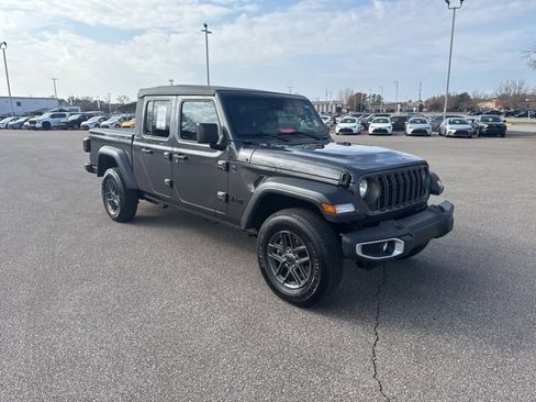 Used 2025 Jeep Gladiator Sport image 7