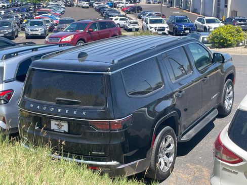 Used 2022 Jeep Wagoneer Series II AWD/4WD image 3