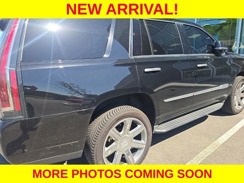 Used 2018 Cadillac Escalade Premium Luxury AWD/4WD image 4