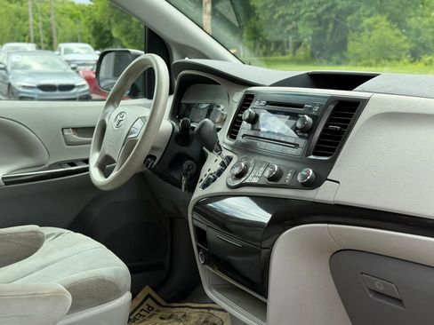 Used 2013 Toyota Sienna L FWD image 45