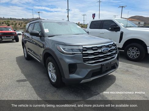 Used 2025 Ford Explorer Active AWD/4WD image 3
