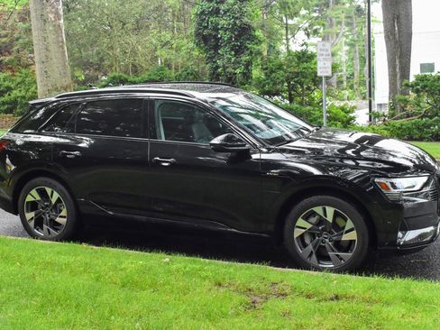 Used 2021 Audi e-tron Premium w/ Convenience Plus Package image 11