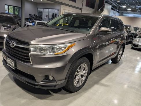 Used 2014 Toyota Highlander XLE AWD/4WD image 3