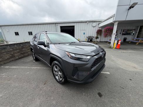 Used 2022 Toyota RAV4 XLE AWD/4WD image 7