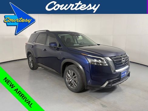 Used 2025 Nissan Pathfinder SV FWD image 1