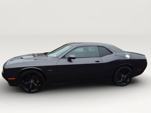 Used 2017 Dodge Challenger R/T RWD image 5