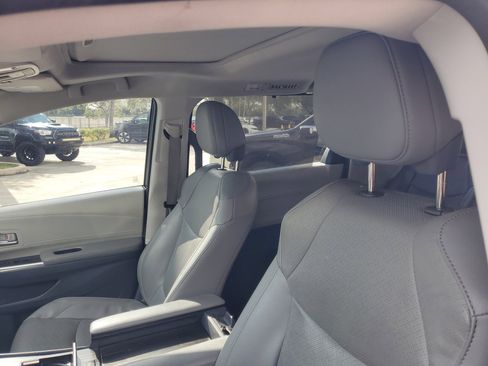 Used 2023 Toyota Sienna Limited image 14