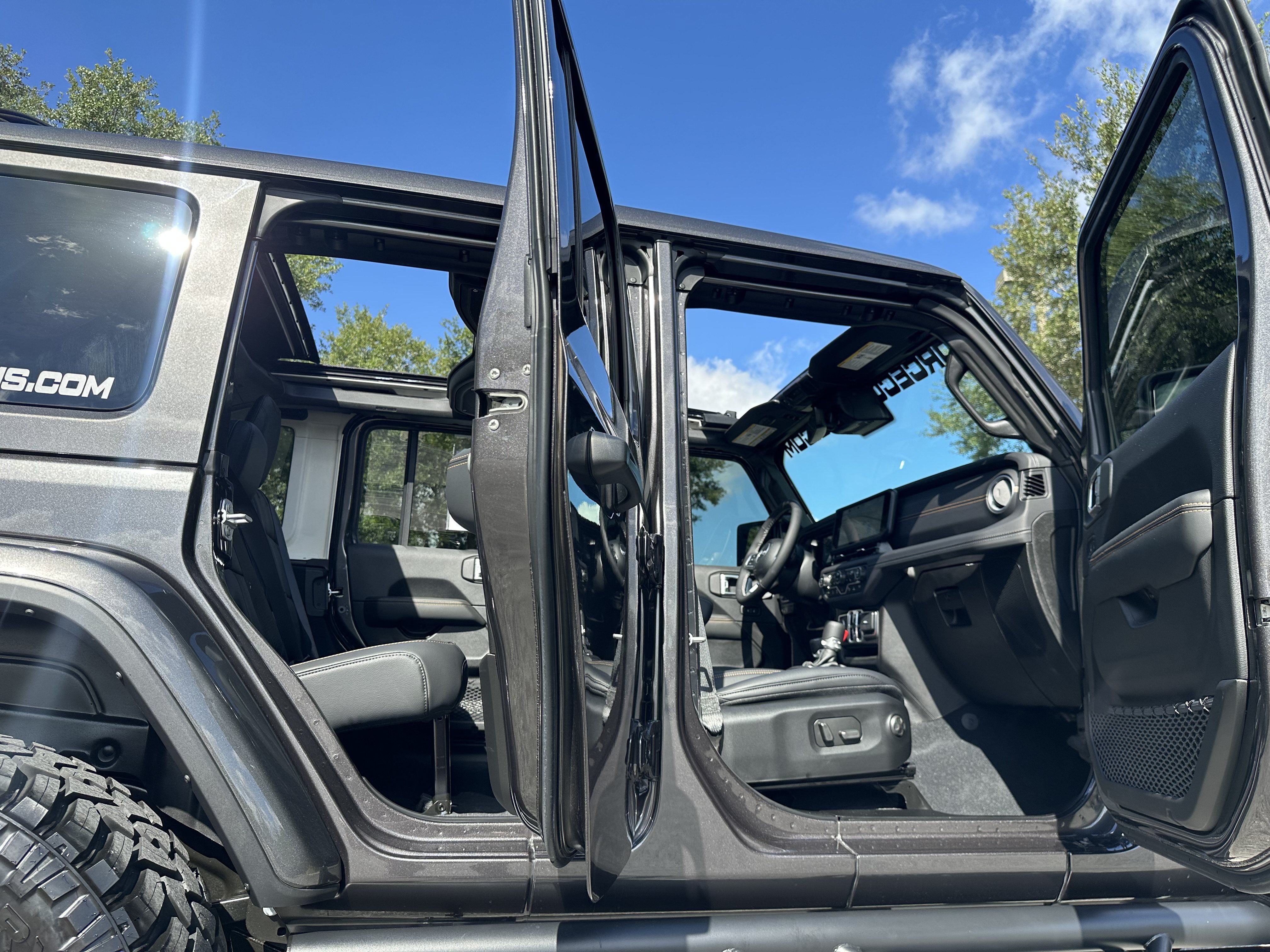 Used 2025 Jeep Wrangler Unlimited Sahara w/ Safety Group AWD/4WD image 15