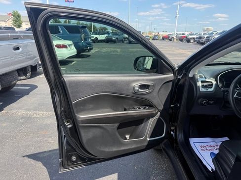 Used 2018 Jeep Compass Latitude AWD/4WD image 16