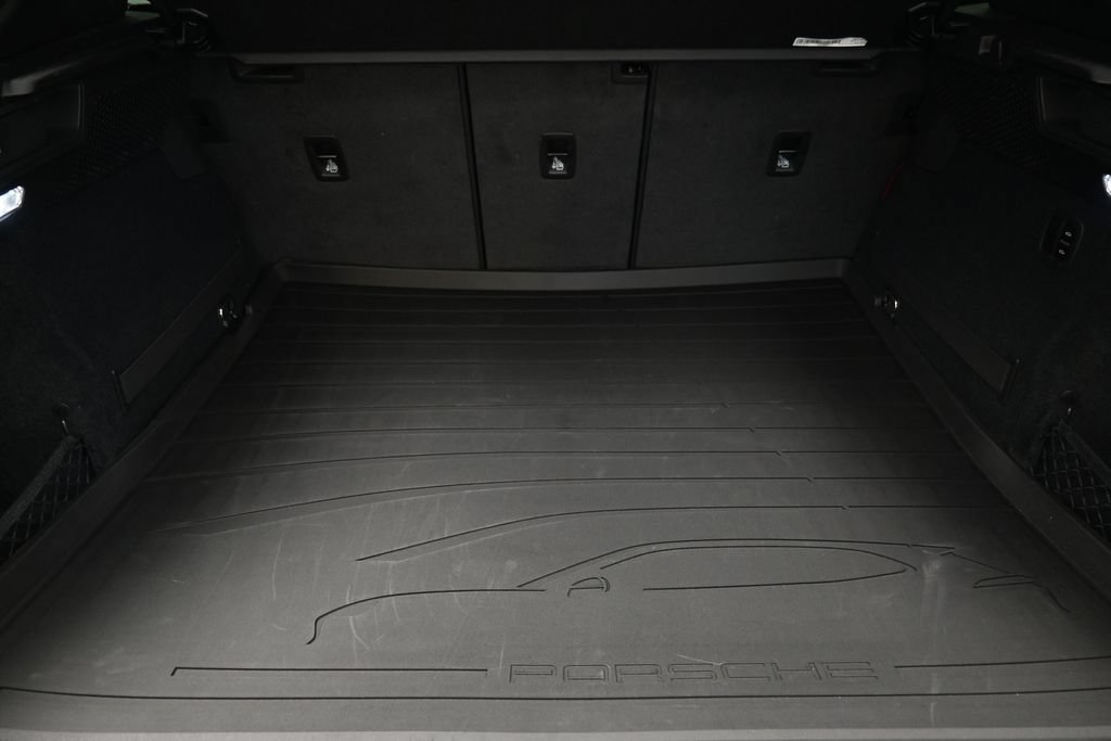 Certified 2025 Porsche Macan 4 Electric AWD/4WD image 32