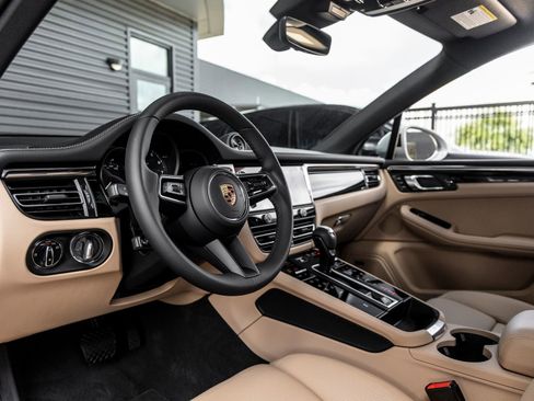 Certified 2025 Porsche Macan AWD/4WD image 4