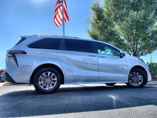 Certified 2024 Toyota Sienna XLE FWD image 9