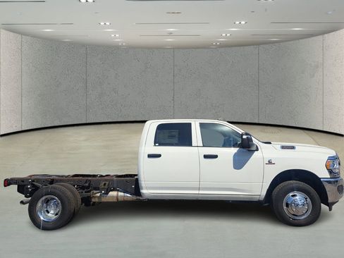 Used 2024 RAM 3500 Tradesman w/ Chrome Appearance Group AWD/4WD image 4