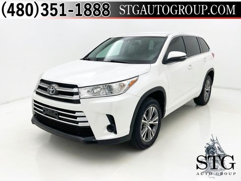 Used 2017 Toyota Highlander LE FWD image 1