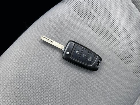 Used 2023 Hyundai Venue SEL image 29