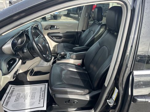 Used 2021 Chrysler Pacifica Touring-L image 10