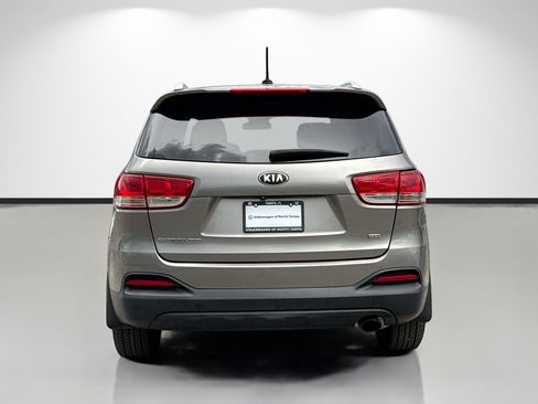 Used 2017 Kia Sorento FWD image 4