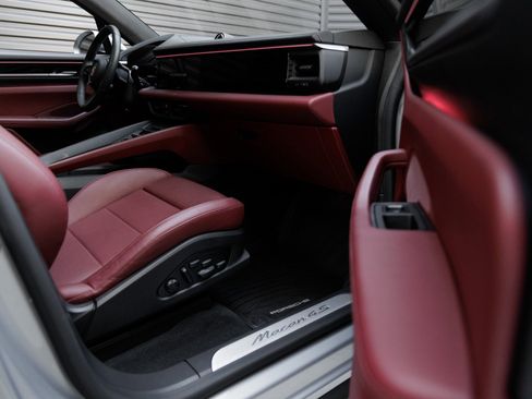 Used 2025 Porsche Macan 4S Electric image 35