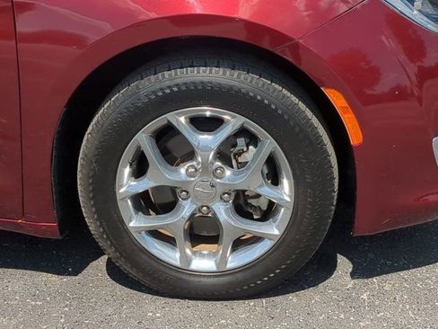 Used 2017 Chrysler Pacifica Limited image 10