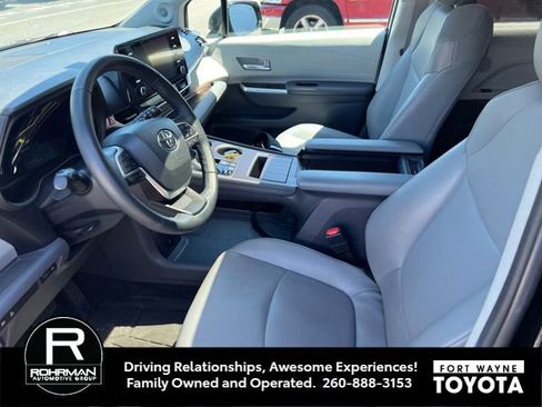 Used 2022 Toyota Sienna XLE w/ XLE Plus Package AWD/4WD image 6