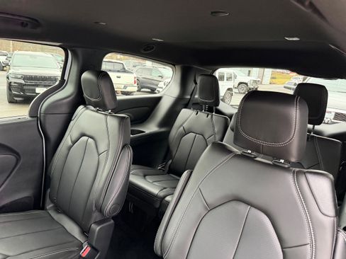 New 2026 Chrysler Pacifica Select image 10