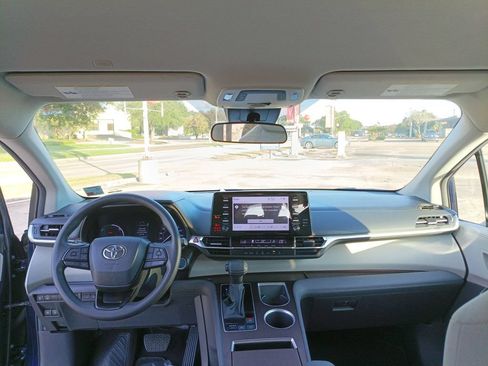 Used 2024 Toyota Sienna LE FWD image 31