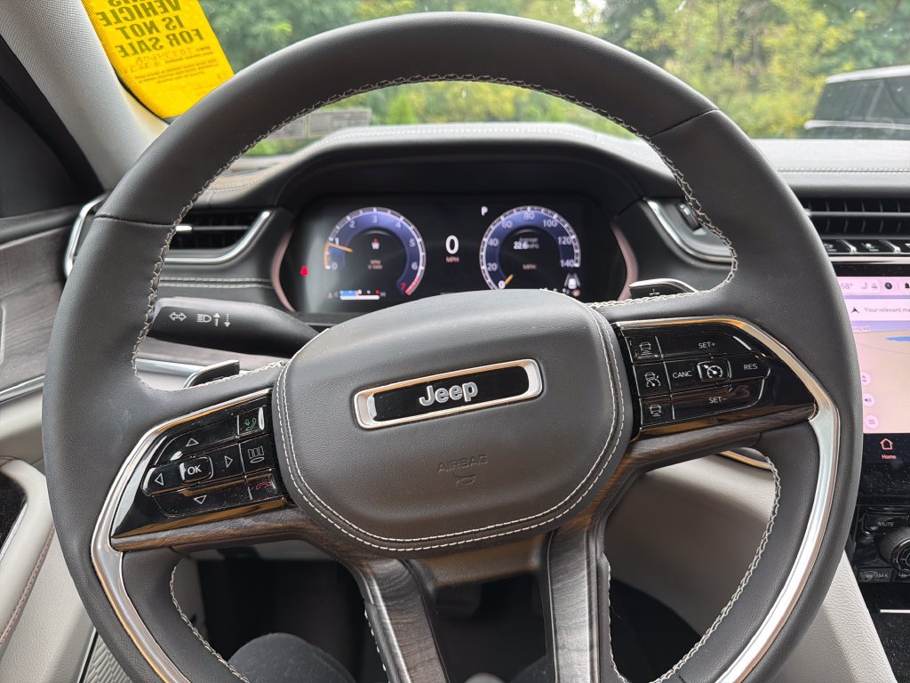 Used 2023 Jeep Grand Cherokee Overland AWD/4WD image 12