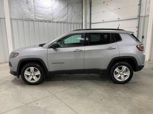 Used 2022 Jeep Compass Latitude AWD/4WD image 3