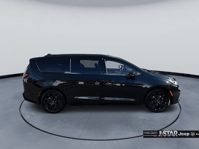 New 2026 Chrysler Pacifica Limited w/ Uconnect Theater Family Group