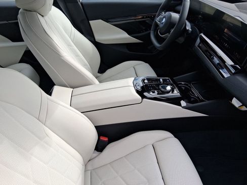 New 2026 BMW i5 eDrive40 w/ Premium Package image 32