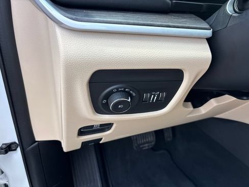 Used 2025 Jeep Grand Cherokee L Limited w/ Black Appearance Package AWD/4WD image 18