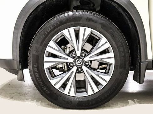 Used 2021 Nissan Rogue SV image 9