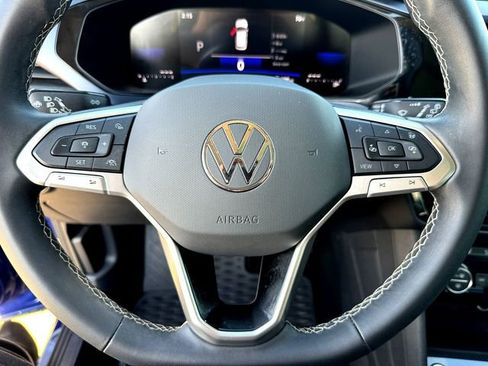 Used 2024 Volkswagen Taos SE w/ Panoramic Sunroof Package image 11