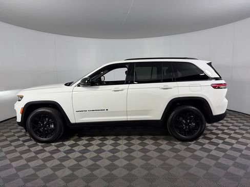 Used 2024 Jeep Grand Cherokee Altitude AWD/4WD image 11