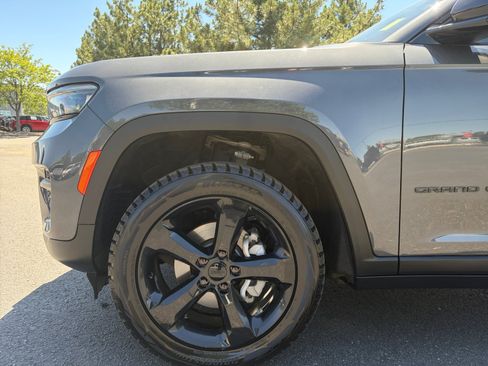 Used 2022 Jeep Grand Cherokee Altitude AWD/4WD image 10