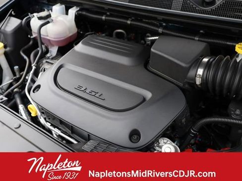 Used 2025 Chrysler Pacifica Select image 8