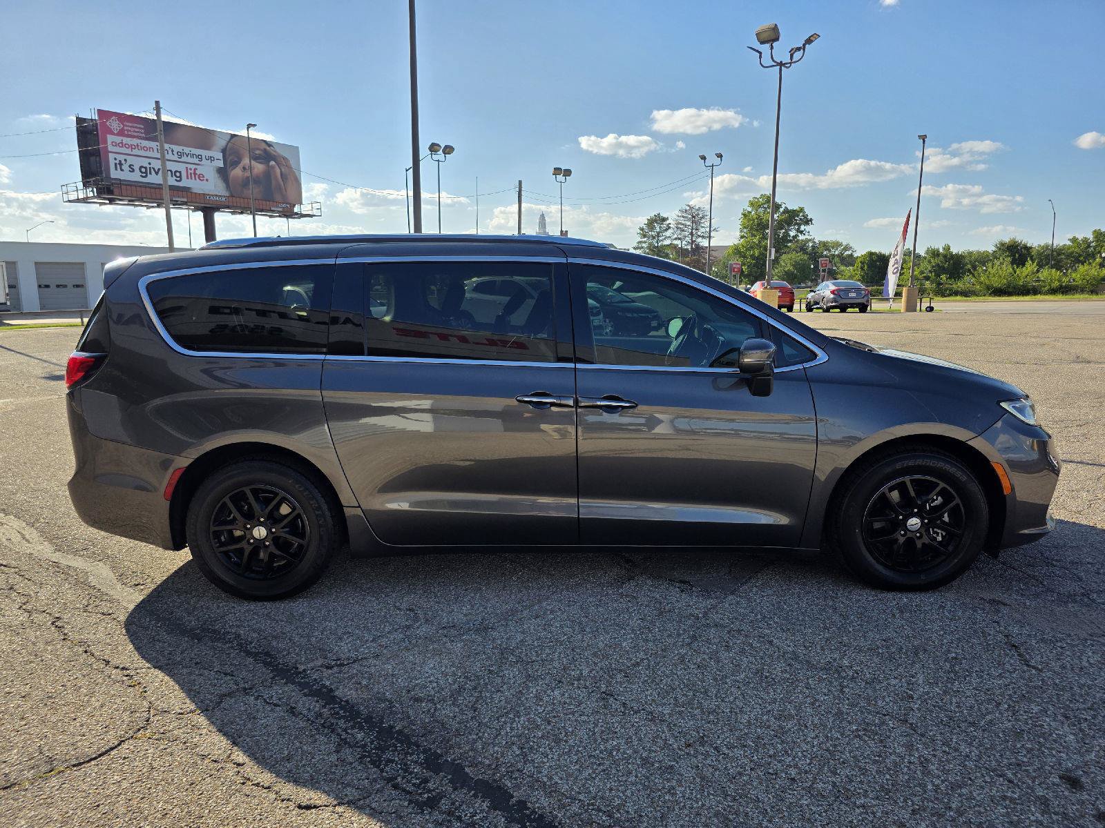 Used 2021 Chrysler Pacifica Touring-L FWD image 4