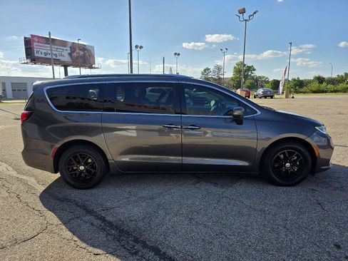 Used 2021 Chrysler Pacifica Touring-L FWD image 4